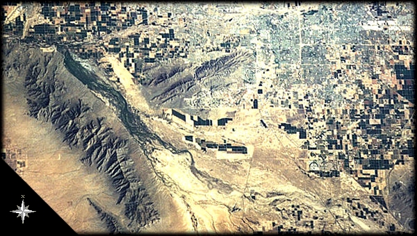 Vista de Phoenix, South Mountain, y la Sierra Estrella, en el centro de Arizona, desde el transbordador espacial Atlantis.